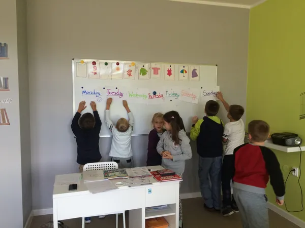 Dzieci pracują przy tablicy w sali lekcyjnej